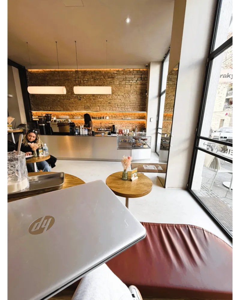 Quiet café in Frankfurt with a peaceful atmosphere, ideal for focused laptop work away from busy coffee chains.